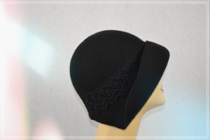 Chapeau cloche noir ruban dentelle noir et bouton couture