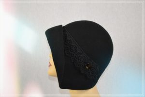 Chapeau cloche noir ruban dentelle noir et bouton couture