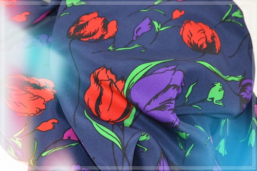 Etole mousseline de polyester imprimé tulipes rouges violet vert fond marine