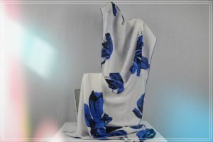 Etole mousseline de polyester grandes fleurs bleues fond écru